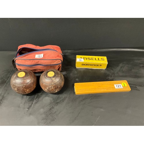 121 - PAIR OF VINTAGE CASED BOWLS,DOMINOES AND SCORE BOARD
