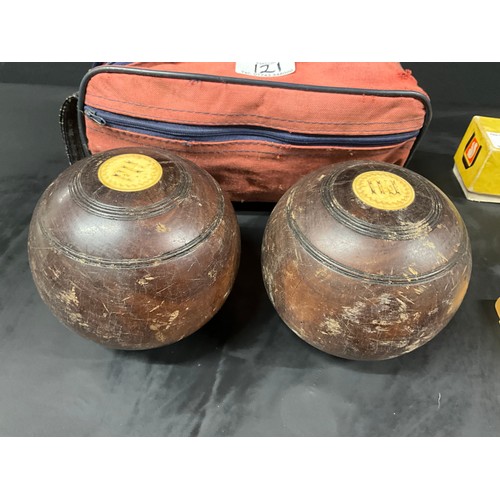 121 - PAIR OF VINTAGE CASED BOWLS,DOMINOES AND SCORE BOARD