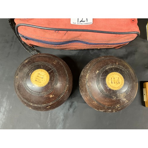 121 - PAIR OF VINTAGE CASED BOWLS,DOMINOES AND SCORE BOARD