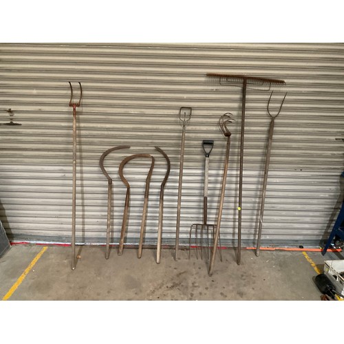 QTY OF VINTAGE TOOLS TO INCLUDE HAY FORK, RAKE ETC