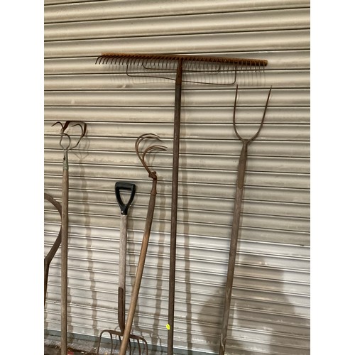 QTY OF VINTAGE TOOLS TO INCLUDE HAY FORK, RAKE ETC