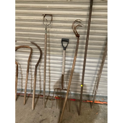 QTY OF VINTAGE TOOLS TO INCLUDE HAY FORK, RAKE ETC
