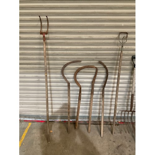 QTY OF VINTAGE TOOLS TO INCLUDE HAY FORK, RAKE ETC