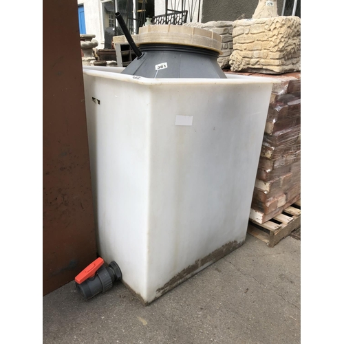 382 - Plastic water storage tank