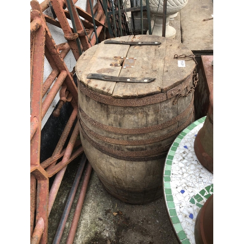 414 - Lidded wooden barrel