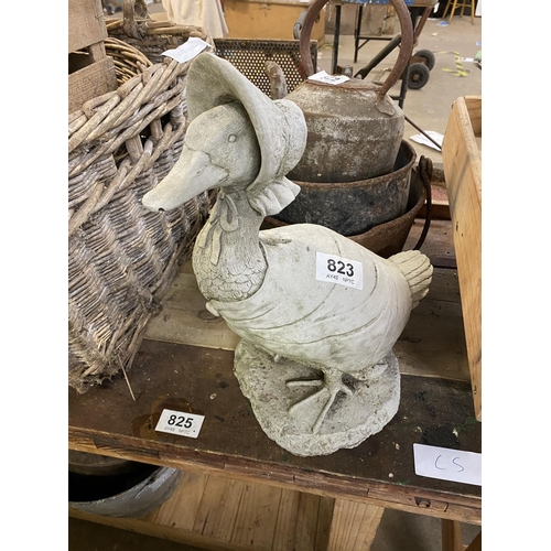 823 - Stoneware duck