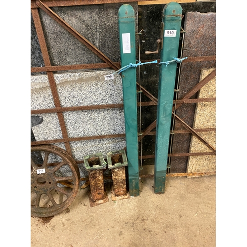 910 - pair of tennis posts