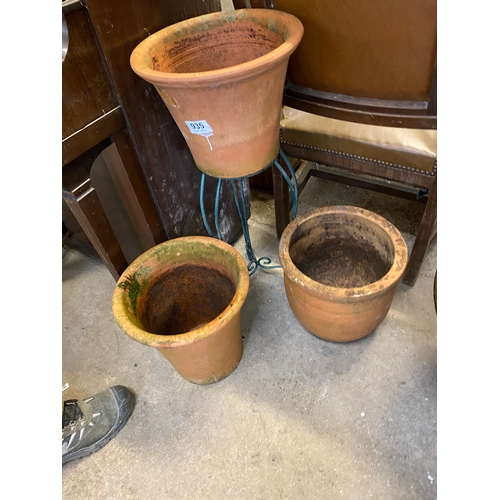 935 - 3 terracotta pots and metal stand