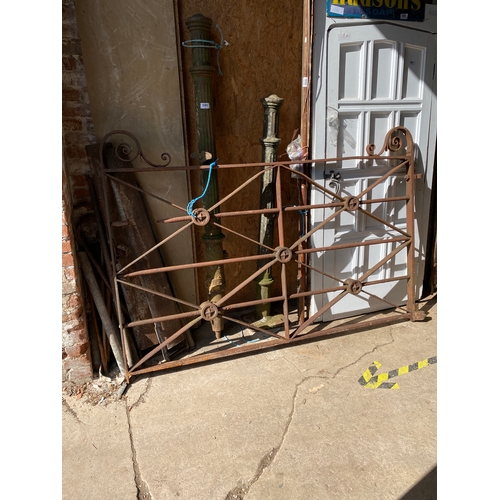 940 - Victorian decorative parkland gate with a pair of cast iron posts