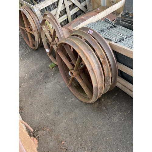 425 - 4 cast iron wheels diameter 30