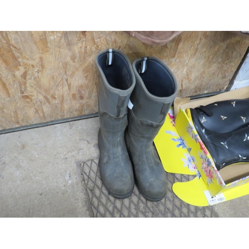 163 - Pair of size 9 muck boots