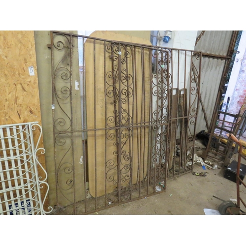 1114 - Pair of entrance gates height 6ft for a 9ft opening