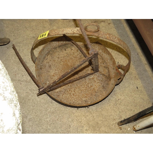 151 - Iron trivet & iron griddle pan(damage to rim)