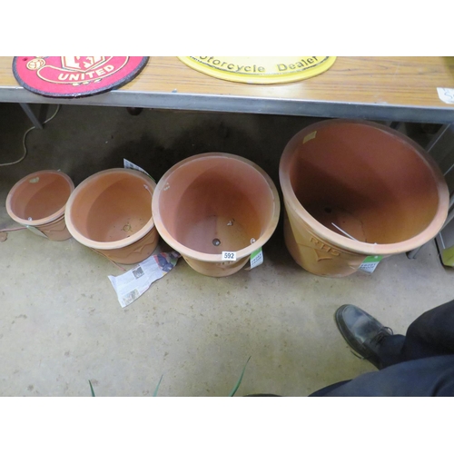 592 - Set 4 graduated terracotta pot(frost proof)