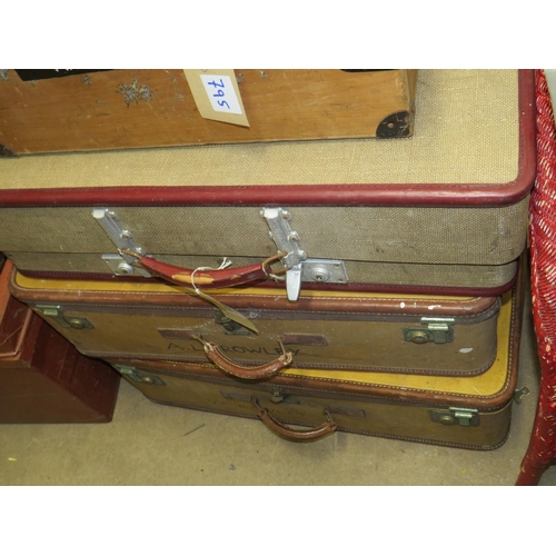 796 - 3 suitcases