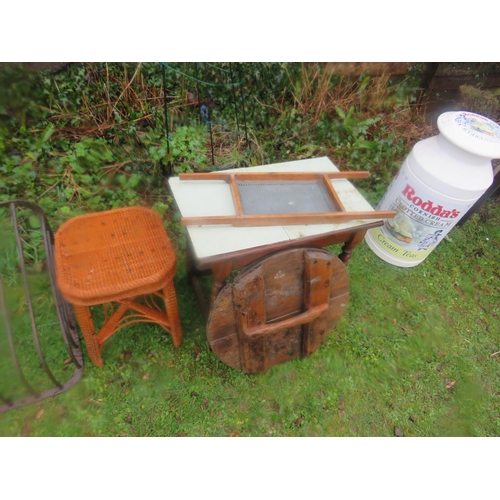 518 - Scrub board,table,chair & wooden lid