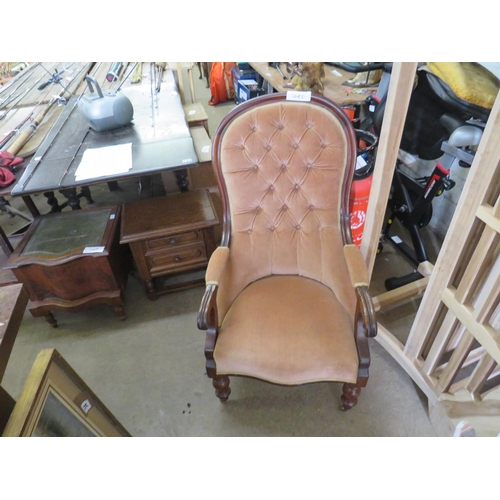 1040 - Button back armchair