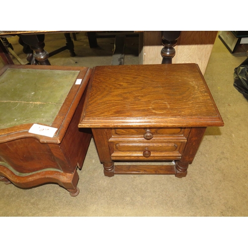 1048 - Small oak cabinet