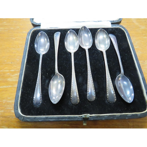 705 - Cased set silver tea spoons