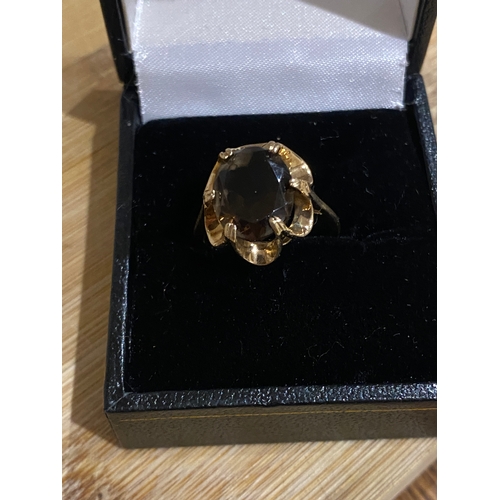 109E - 9 ct gold quartz ring