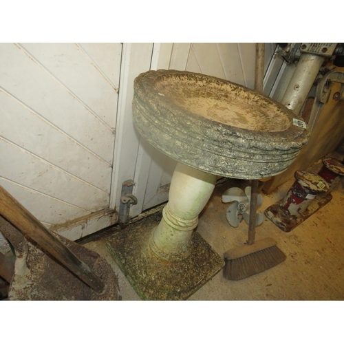 260 - Reconstituted stone birdbath height 25