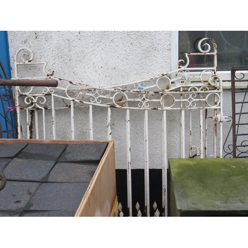 421 - Pair wrought iron gates opening 111