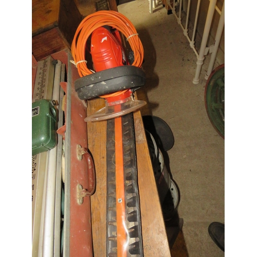 100 - Electric hedge trimmer