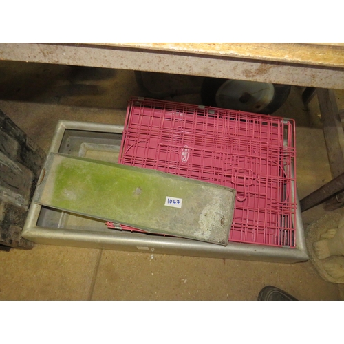 1047 - Dog cage,aluminium trays