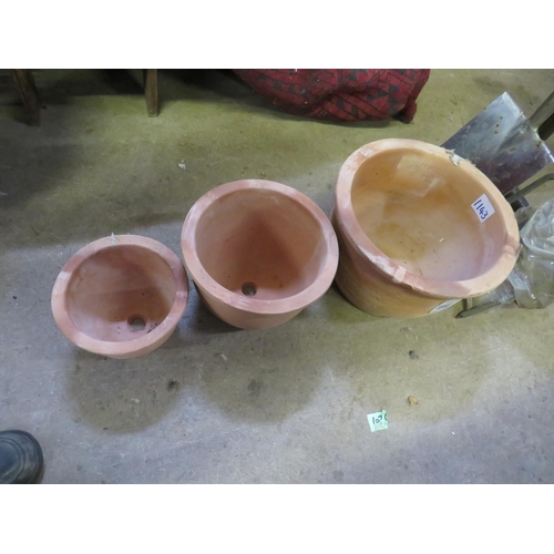 1143 - 3 graduated terracotta pots