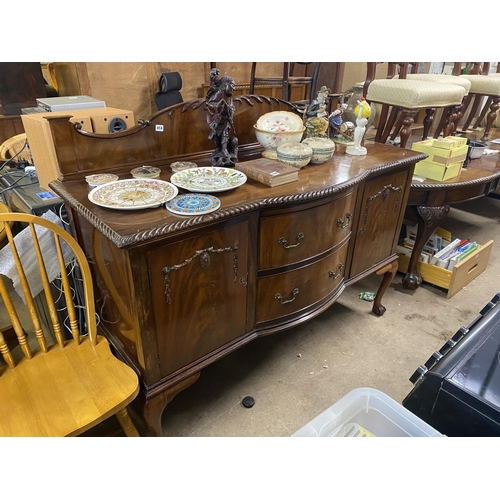 414 - Victorian mahogany serpentine fronted sideboard on ball and claw feet