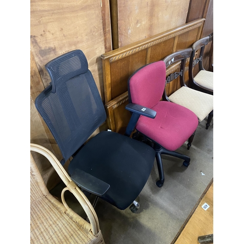 485 - 2 office swivel chairs