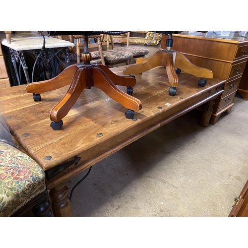 533 - Large hardwood coffee table 62