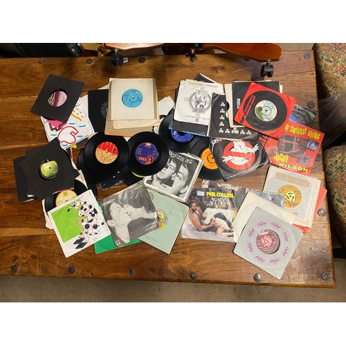 560 - Approx 64x vinyl singles to include the Beatles, Rolling Stones, T Rex, David Bowie and more