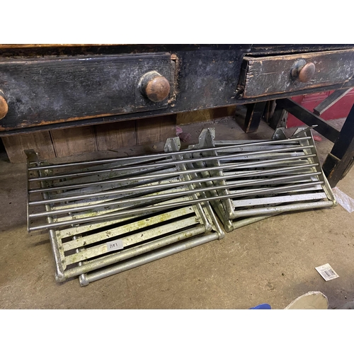 1151 - Metal railway luggage racks