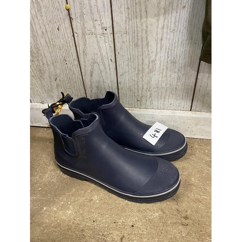 Short blue boots, size 11, new