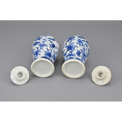 2 - Two chinese blue and white porcelain vases with covers. 19th century. total height approx. 17 cm (2)... 