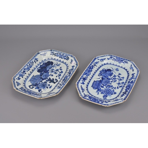 26 - A pair of chinese blue and white porcelain platters. diameter approx. 29cm (2)