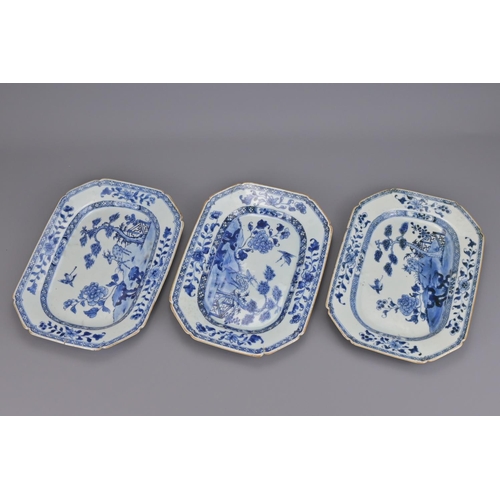 27 - Three chinese blue and white porcelain matching platters. 18th century diameter approx. 29cm (3)