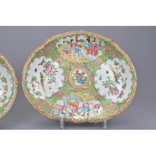 33 - A pair of chinese cantonese porcelain platters. diameter approx. 28cm (2)