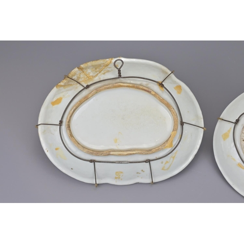 33 - A pair of chinese cantonese porcelain platters. diameter approx. 28cm (2)