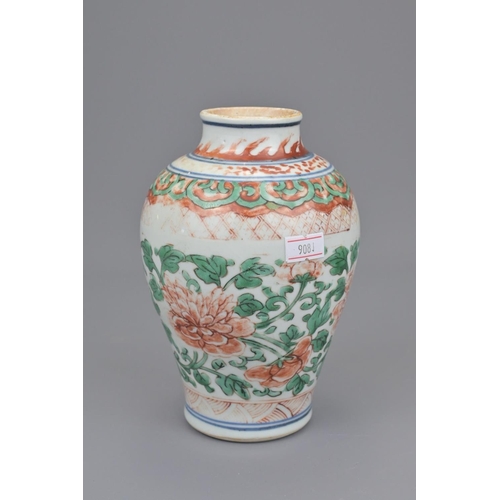 43 - A 17th century chinese porcelain vase. height approx. 16cm