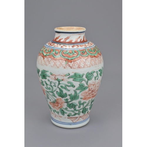 43 - A 17th century chinese porcelain vase. height approx. 16cm