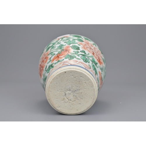 43 - A 17th century chinese porcelain vase. height approx. 16cm