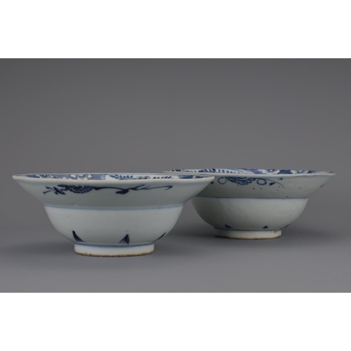 49 - A pair of chinese blue and white porcelain klapmuts bowls, late ming/early qing dynasty, 17th centur... 