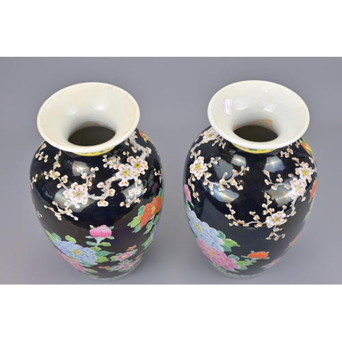 74 - A pair of japanese imari porcelain vases. height approx. 30cm (2)