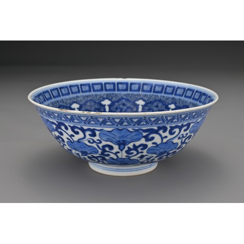 10 - A Chinese 18/19th Century blue and white porcelain bowl. The bowl finely decorated in underglaze blu... 