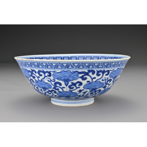 10 - A Chinese 18/19th Century blue and white porcelain bowl. The bowl finely decorated in underglaze blu... 