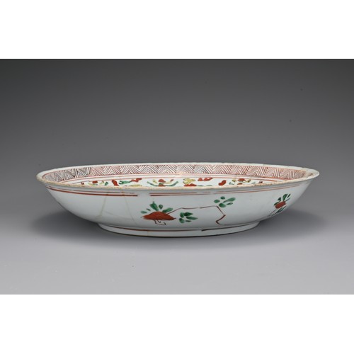 6 - A large Chinese 17th Century Kangxi wucai porcelain dish. The dish decorated with a floral design in... 