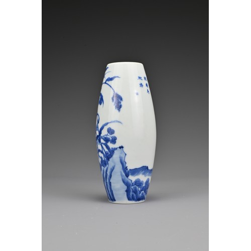 19 - A Chinese early 20th Century blue and white porcelain vase. The olive-shaped vase finely painted in ... 