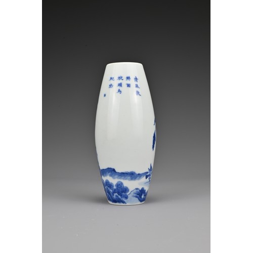 19 - A Chinese early 20th Century blue and white porcelain vase. The olive-shaped vase finely painted in ... 